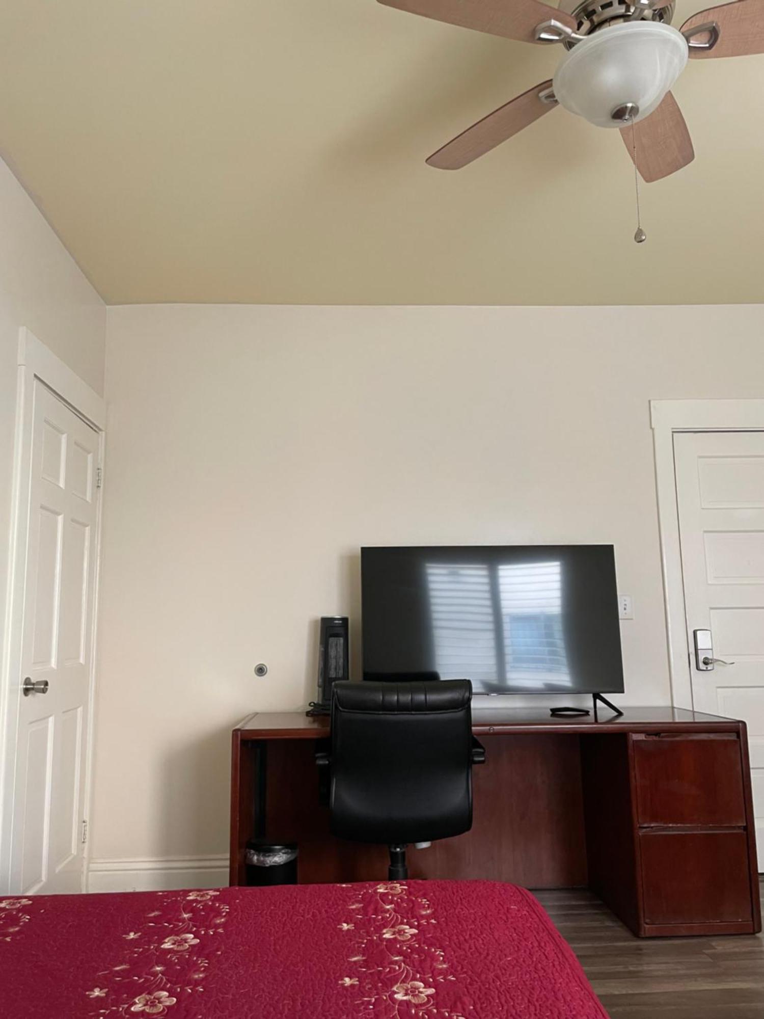 Spacious Private Angeles Bedroom With Ac & Wifi & Private Fridge Near Usc The Coliseum Exposition Park Bmo Stadium Of Southern California Séjour chez l'habitant Los Angeles
