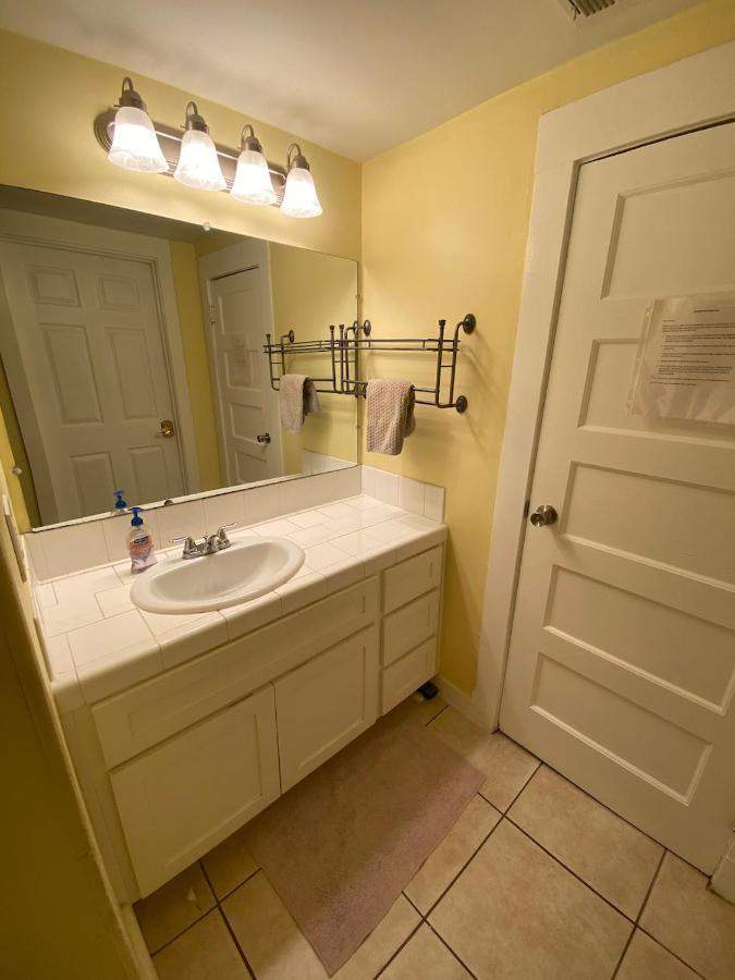 Alloggio in famiglia Spacious Private Angeles Bedroom With Ac & Wifi & Private Fridge Near Usc The Coliseum Exposition Park Bmo Stadium Of Southern California