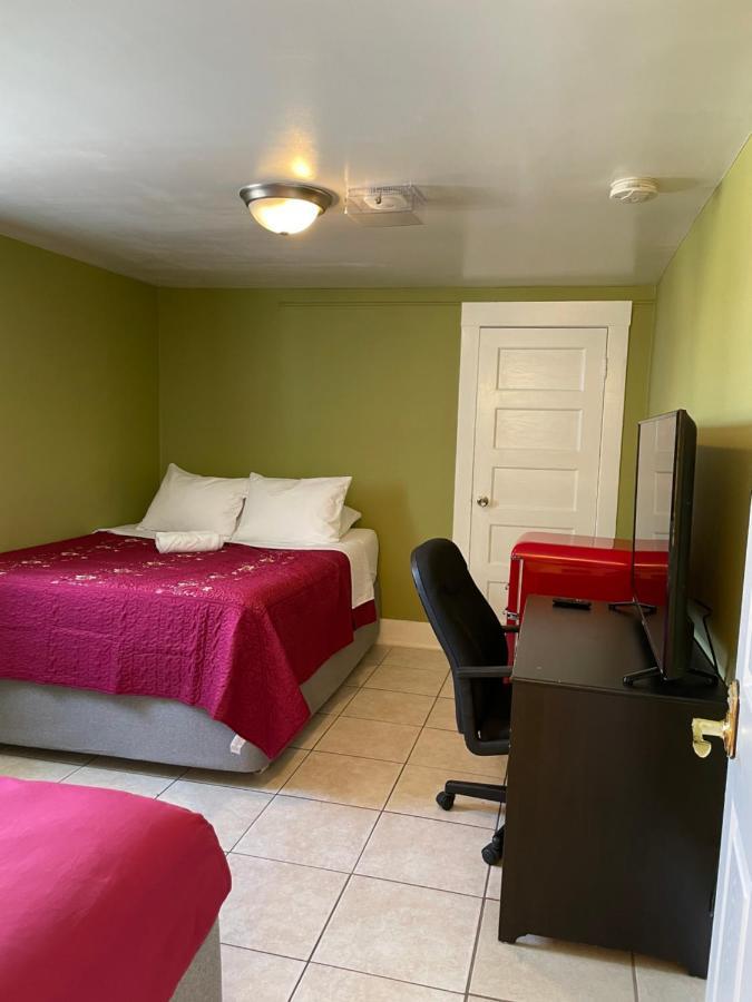 Spacious Private Angeles Bedroom With Ac & Wifi & Private Fridge Near Usc The Coliseum Exposition Park Bmo Stadium Of Southern California Alloggio in famiglia Los Angeles