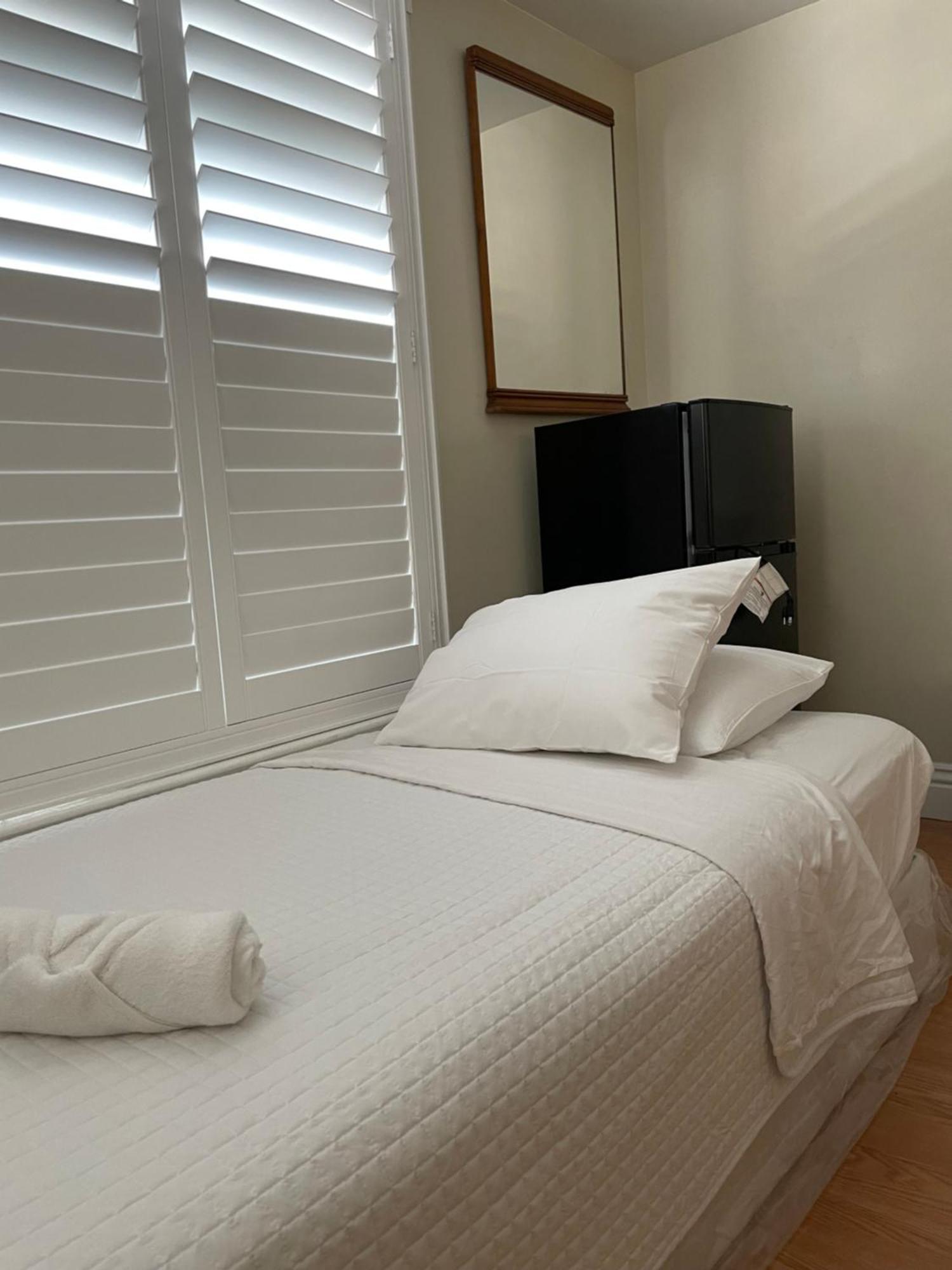 Spacious Private Angeles Bedroom With Ac & Wifi & Private Fridge Near Usc The Coliseum Exposition Park Bmo Stadium Of Southern California Alloggio in famiglia Los Angeles