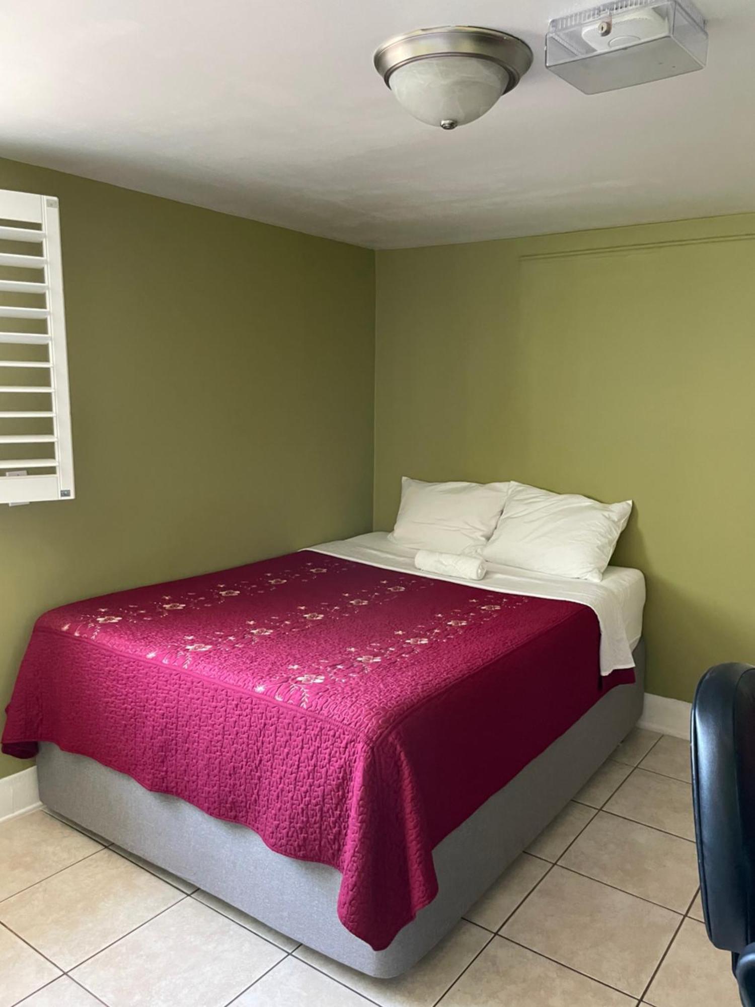 Alloggio in famiglia Spacious Private Angeles Bedroom With Ac & Wifi & Private Fridge Near Usc The Coliseum Exposition Park Bmo Stadium Of Southern California