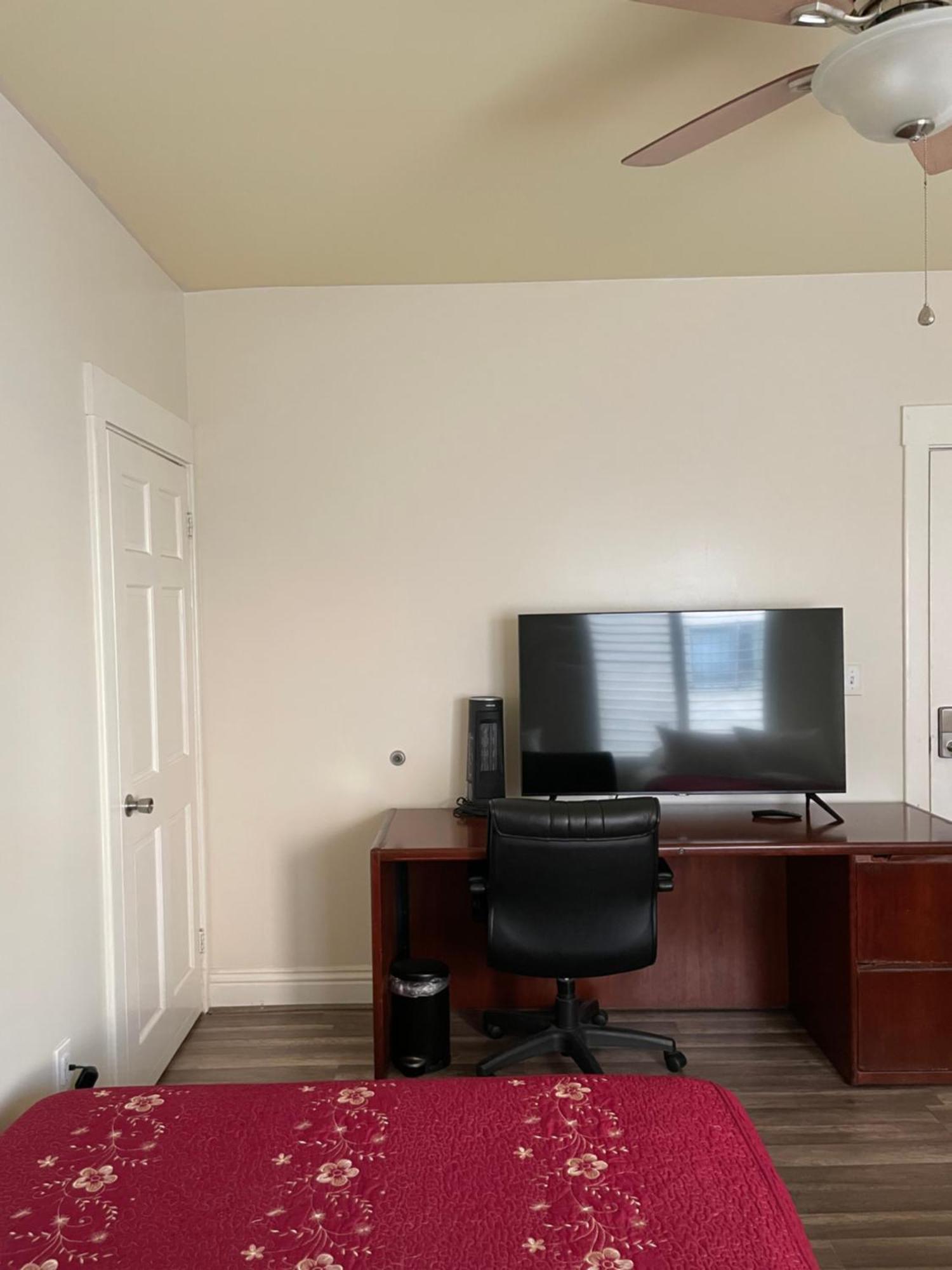 Alloggio in famiglia Spacious Private Angeles Bedroom With Ac & Wifi & Private Fridge Near Usc The Coliseum Exposition Park Bmo Stadium Of Southern California